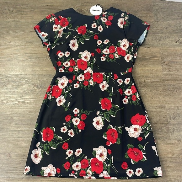 NWT About Us Women’s Addison Black are White Floral Dress, size Medium - Picture 2 of 13